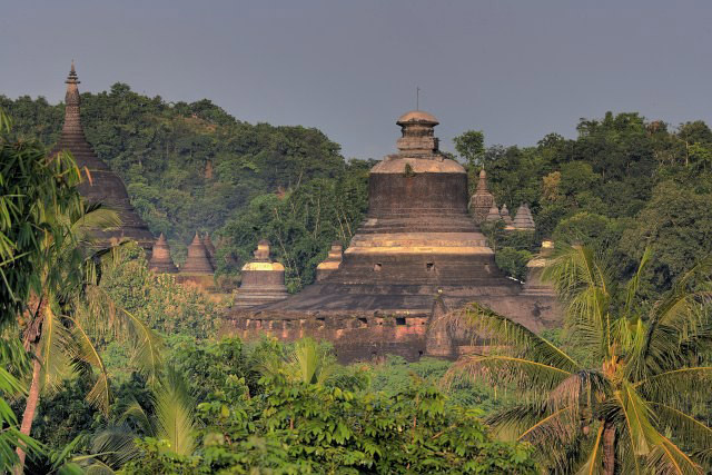 mrauk oo temple at sunset stupa ssbwa8v1590_88_89.jpg