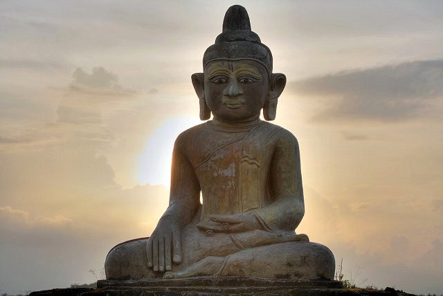 mrauk oo sitting buddha at sunset ssbwa8v1658_6_7.jpg
