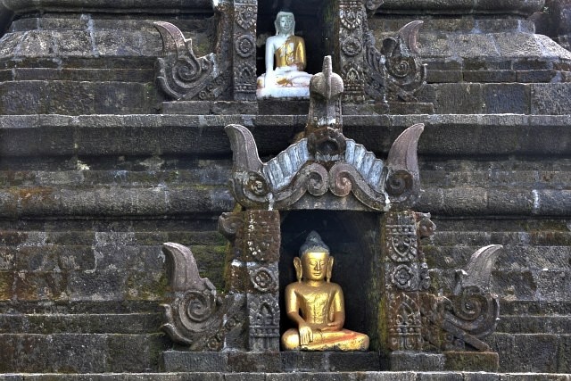 mrauk oo temple with many small buddhas ssbwa8v2017_5_6.jpg