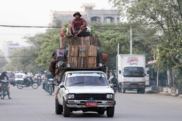 overloaded car with people on the roof sbwa8v2098.jpg
